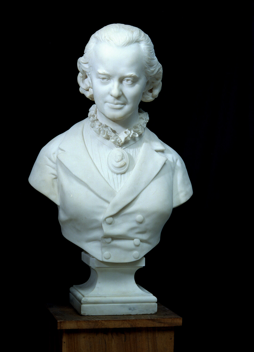 Le buste de Marie Moret est photographié de face.