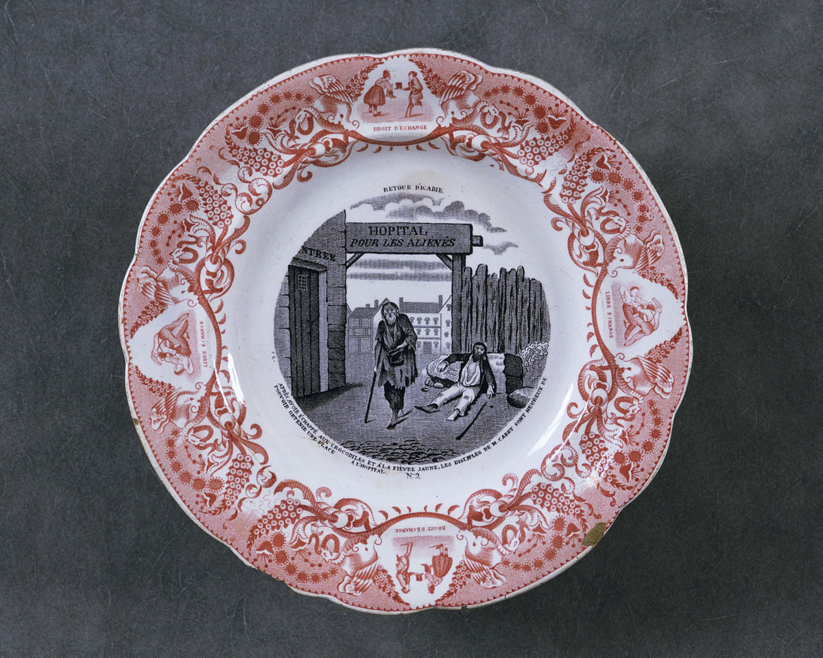 L'assiette est décorée d'une scène satirique sur l'utopie icarienne de Cabet.