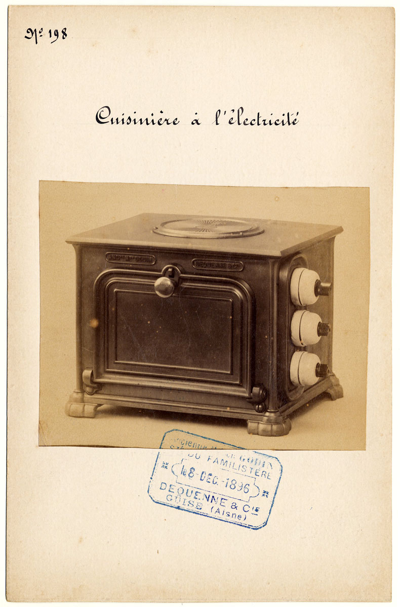 La photographie montrer une petite cuisinière électrique vue de trois-quarts.
