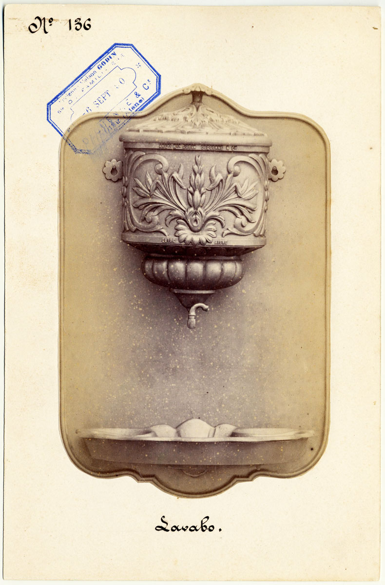 La photographie montre le modèle du lavabo-fontaine n° 10.