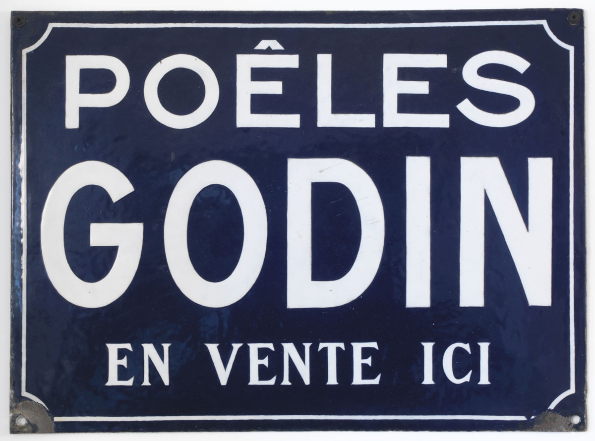 La plaque indicative présente un texte blanc sur fond bleu.