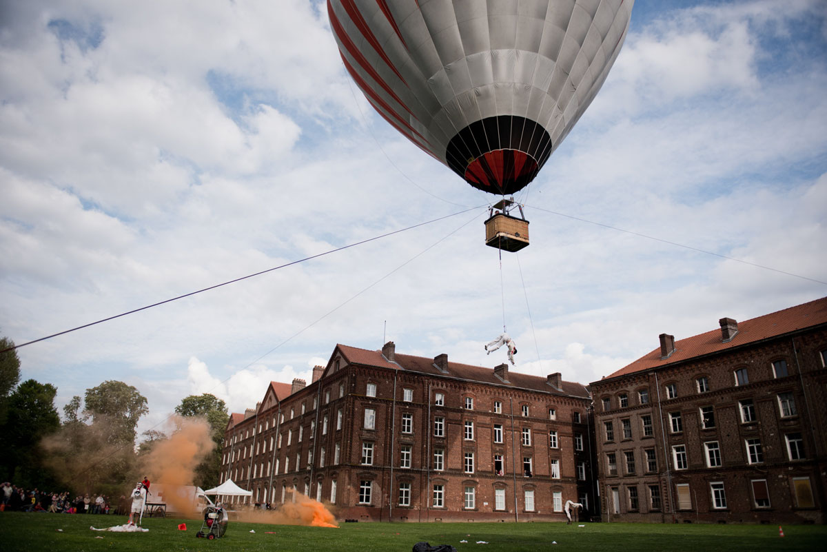 La photographie montre la montgolfière du cirque Inextremiste derrière le Palais