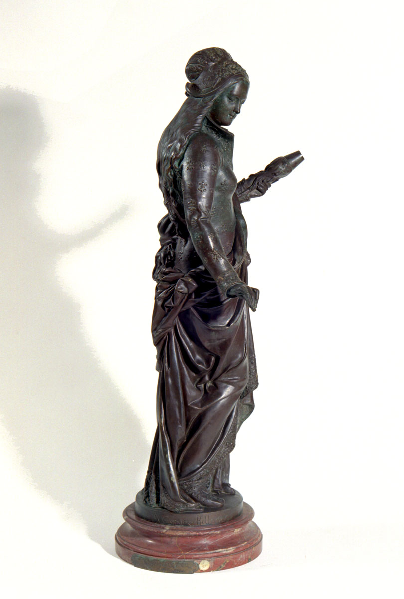 Vue de profil de la statuette représentant une fileuse.