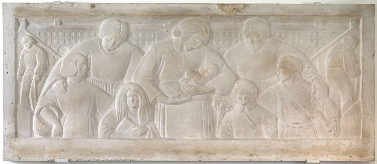 Le relief en plâtre montre un groupe de personnage devant le Palais social du Fa
