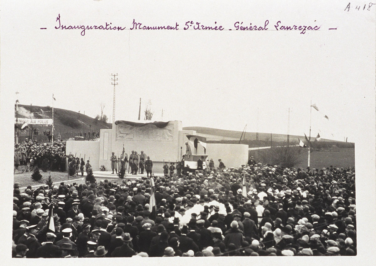 La photographie représente l'inauguration du monument de la Cinquième Armée le 2