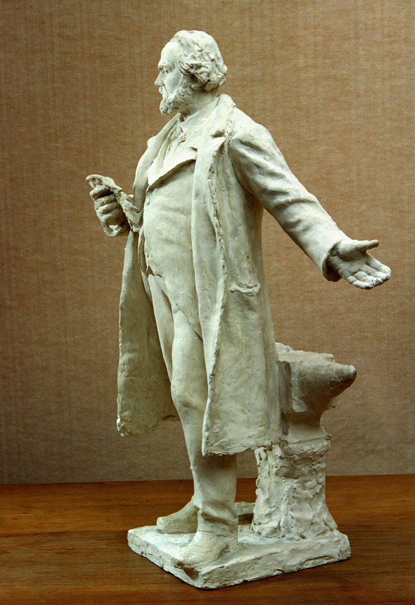La statuette est photographiée de profil