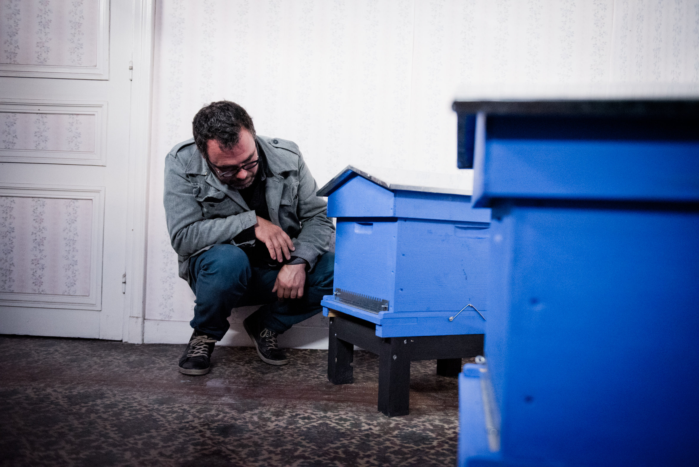 Olivier Darné devant les ruches dans la chambre de pollinisation située dans l'a