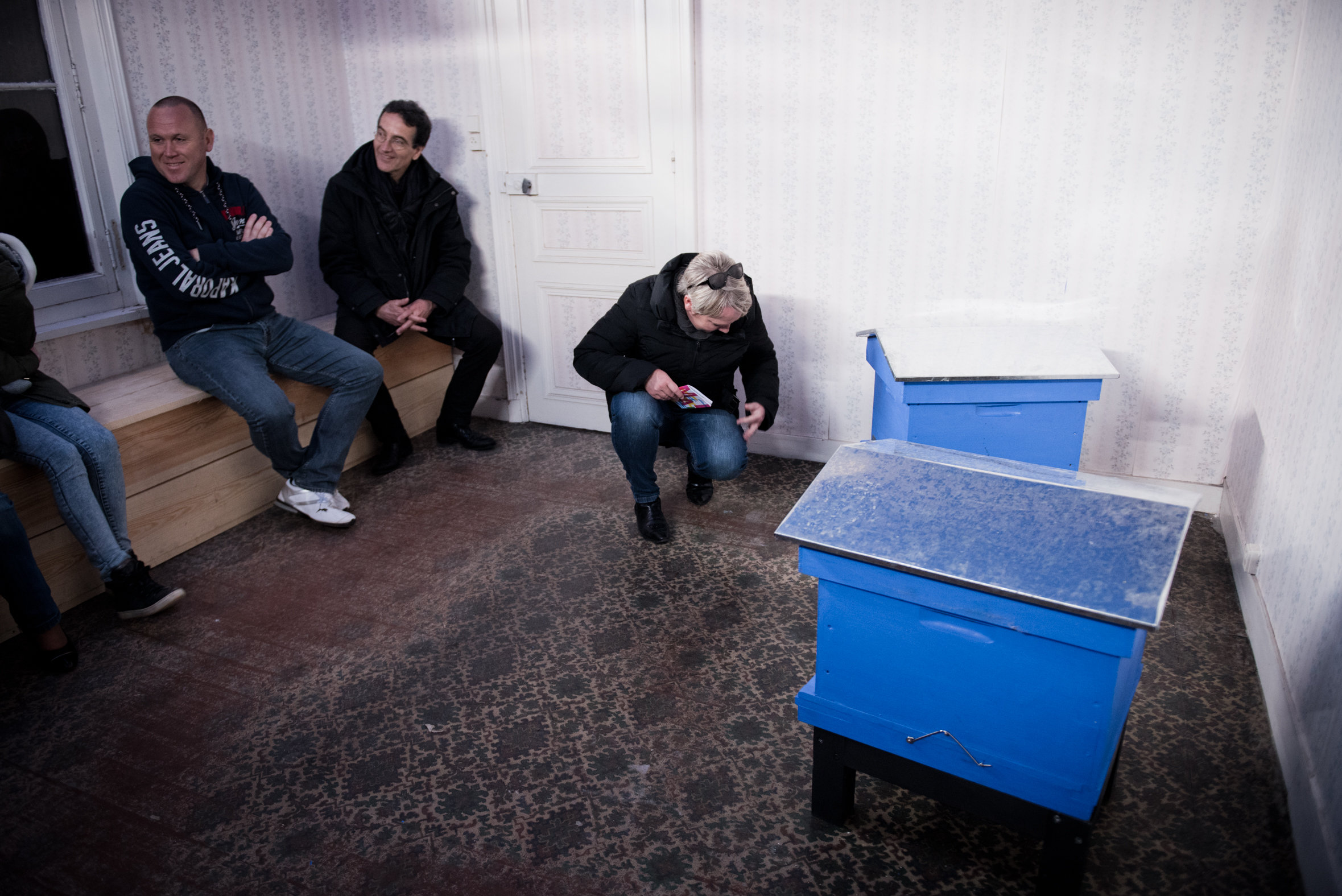 Olivier Darné devant les ruches dans la chambre de pollinisation située dans l'a