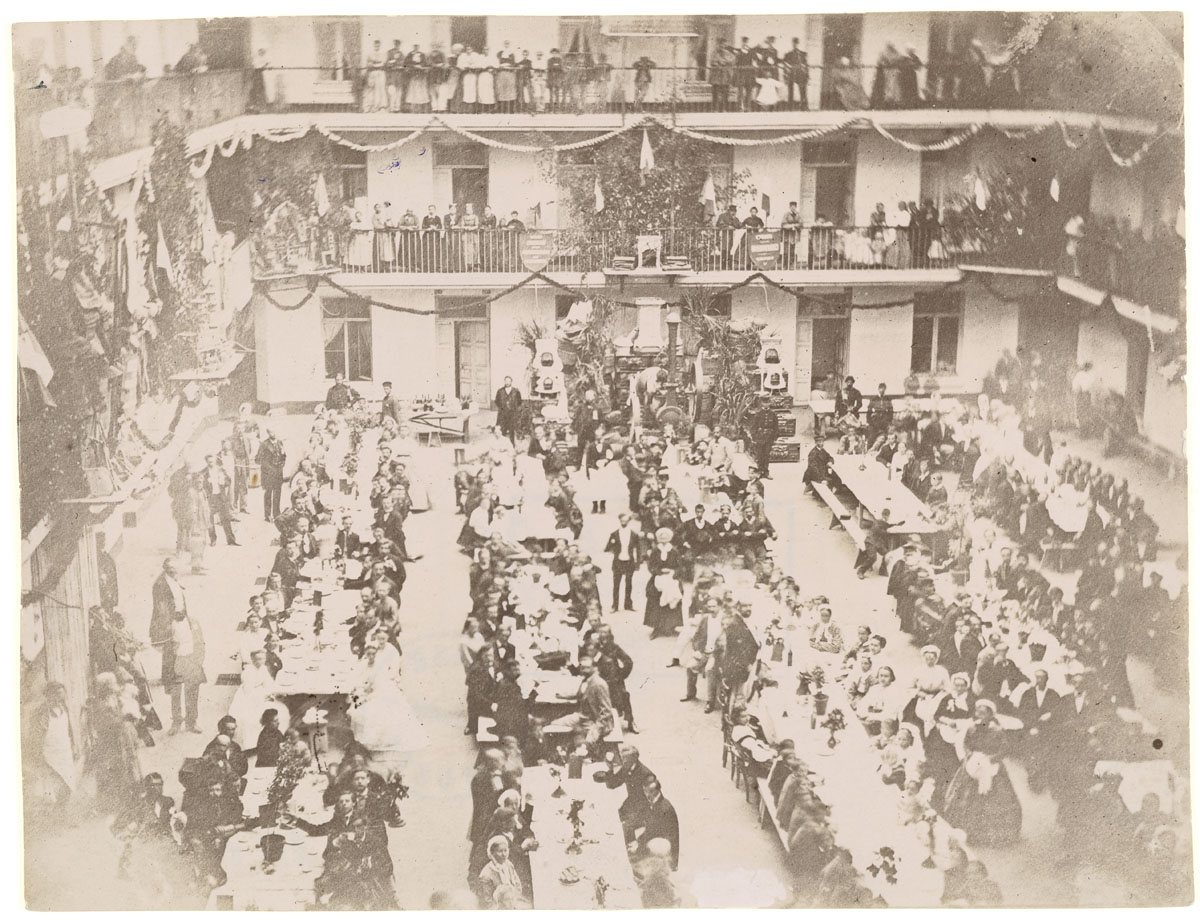 La photographie montre le banquet tenu en juin 1872 dans la cour du pavillon cen