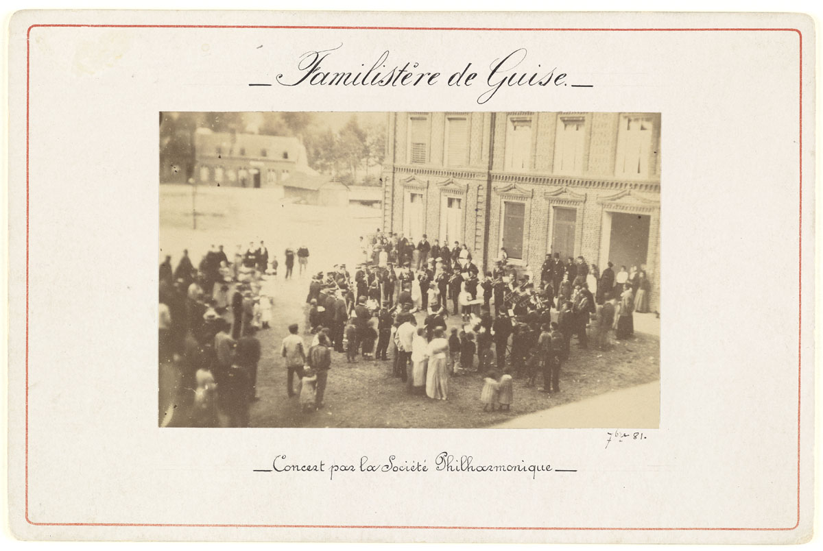 La photographie montre l'Harmonie sur la place du Familistère