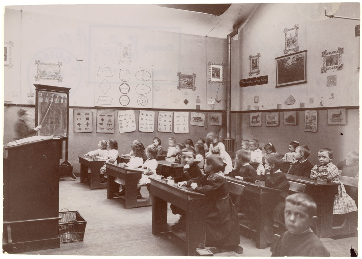 La photographie montre une classe des écoles du Familistère.