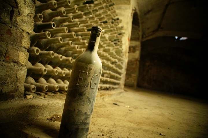 Les caves en briques pavillon central du Familistère, peu éclairées.