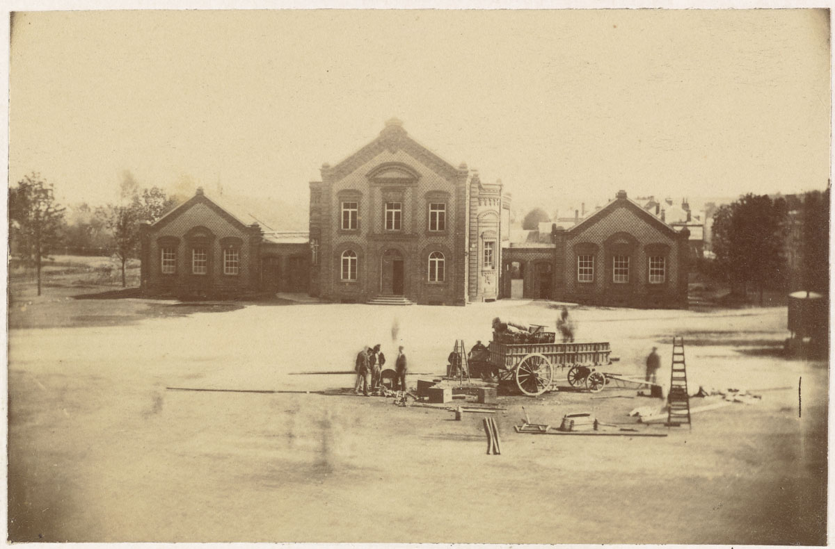 La photographie représente la place du Familistère vue d'un étage du pavillon ce