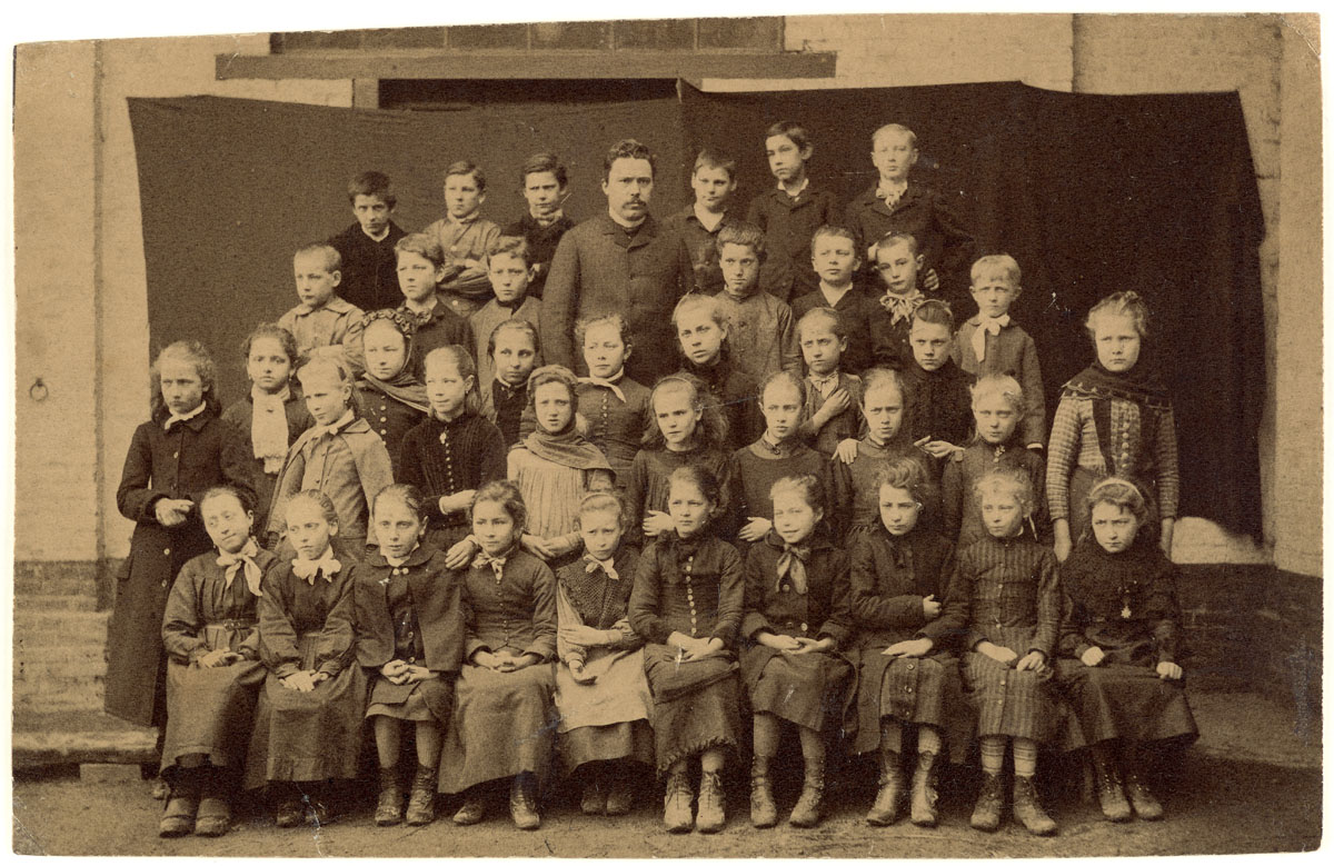 La photographie représente une classe des écoles du Familistère.
