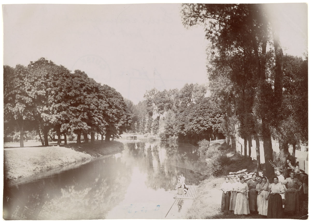 La photographie montre l'Oise au nord du Palais social