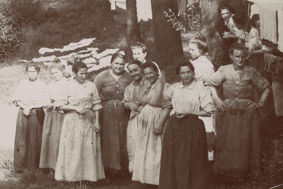 Le détail montre les femmes sur la rive droite de l'Oise.