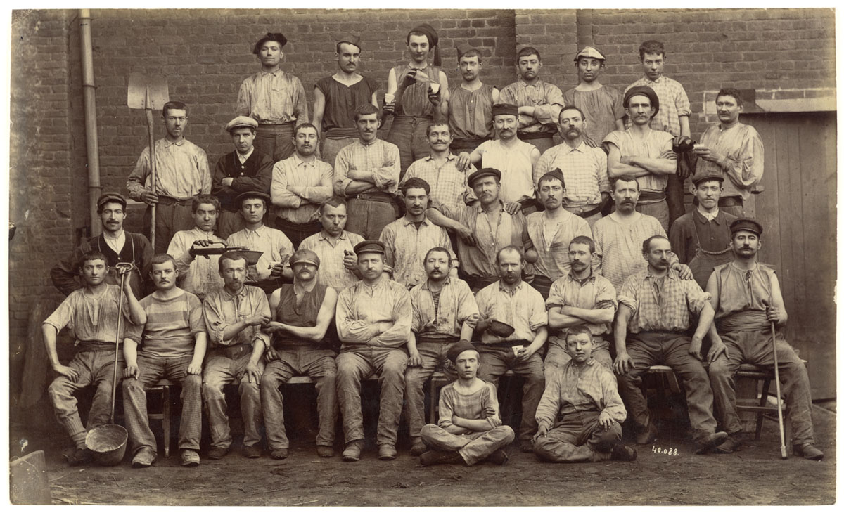 La photographie montre un groupe d'ouvriers de la fonderie du Familistère