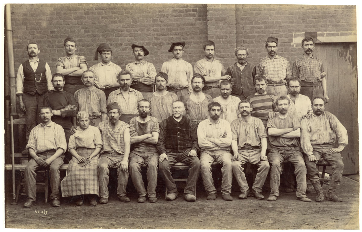 La photographie montre un groupe d'ouvriers de la fonderie du Familistère avec u