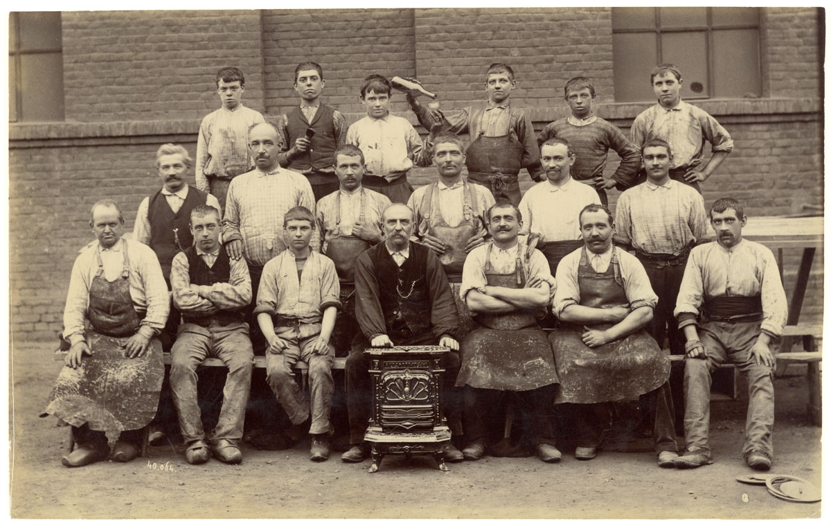 La photographie est un portrait collectif d'ouvriers ajusteurs de l'usine du Fam