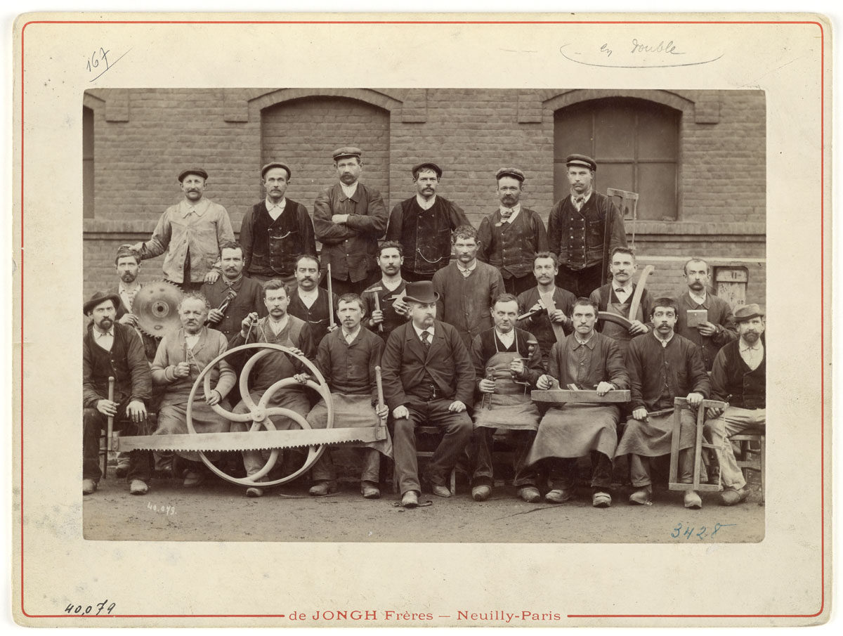 La photographie montre le personnel de la menuiserie de l'usine du Familistère