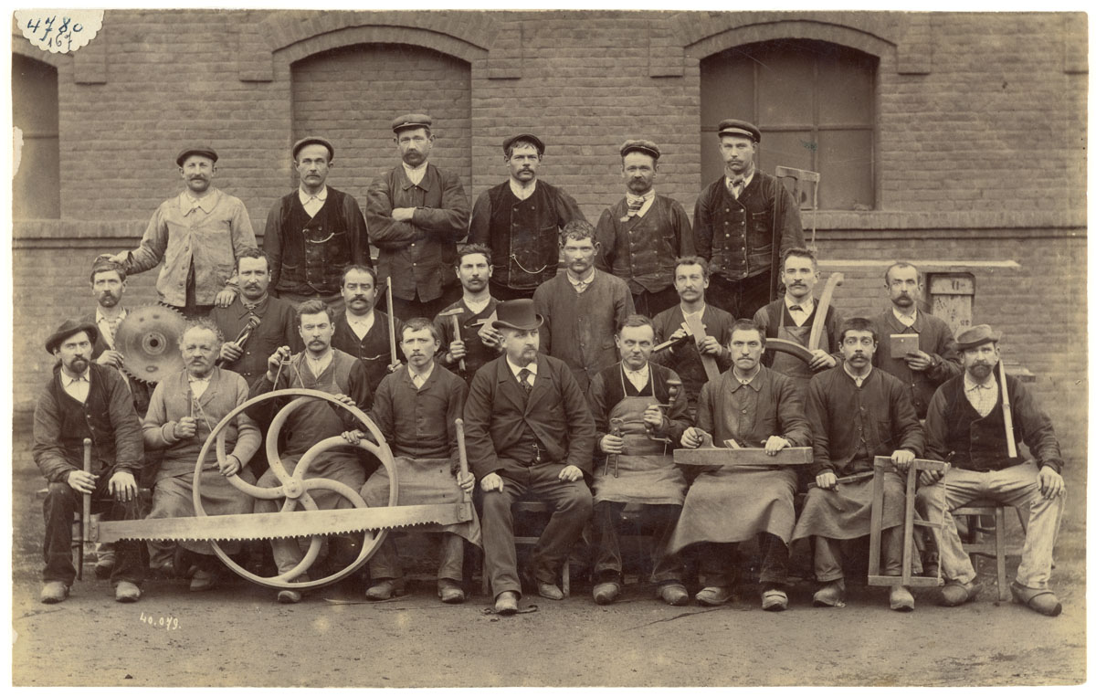 La photographie montre le personnel de la menuiserie de l'usine du Familistère