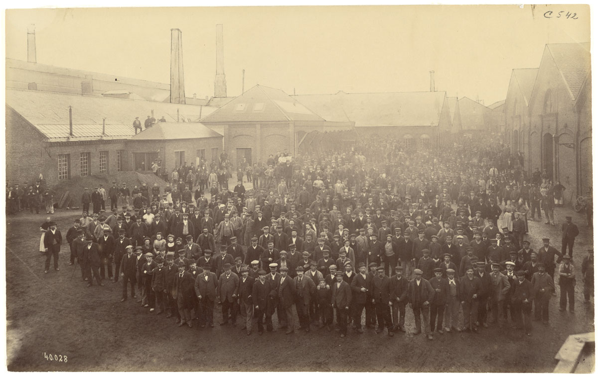 La photographie montre l'ensemble du personnel de l'usine du Familistère