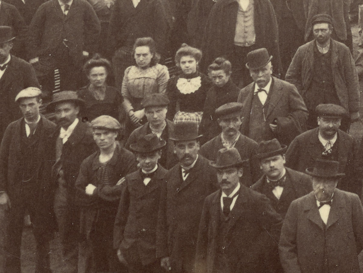 Détail de la photographie de l'ensemble du personnel de l'usine du Familistère