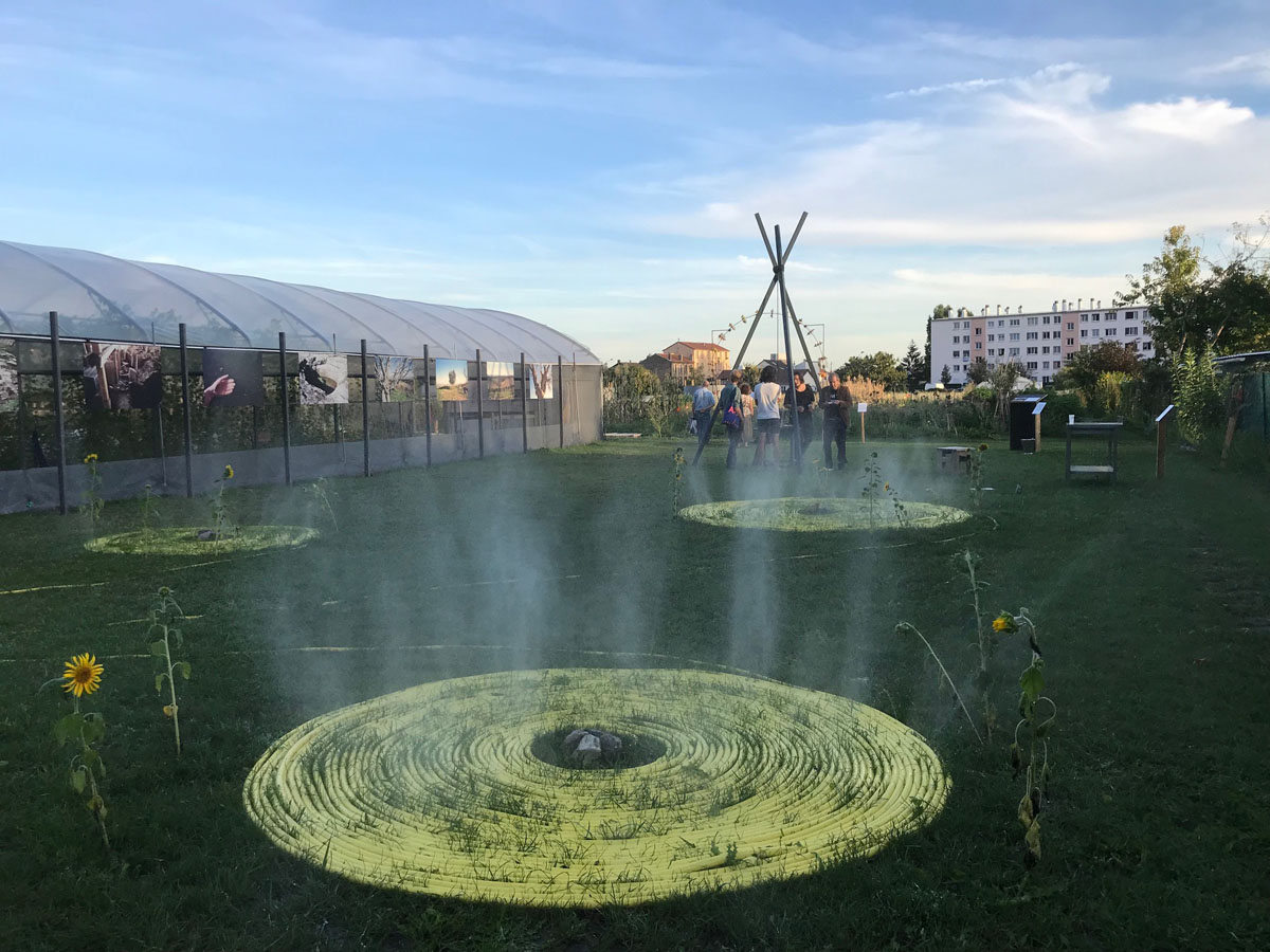 La photographie montre des tuyaux d'arrosage dans Zone sensible.