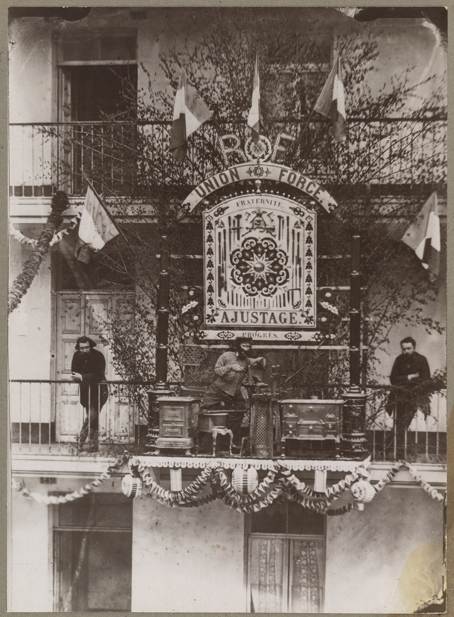 La photographie montre le trophée de l'atelier d'ajustage dans la cour du pavill