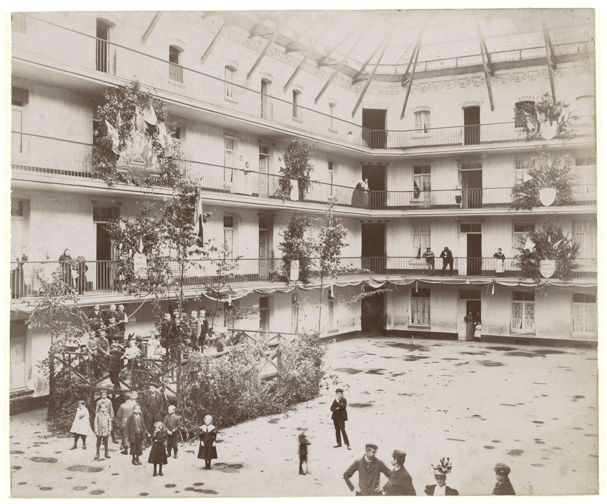 La photographie montre la préparation de décors dans la cour du pavillon central