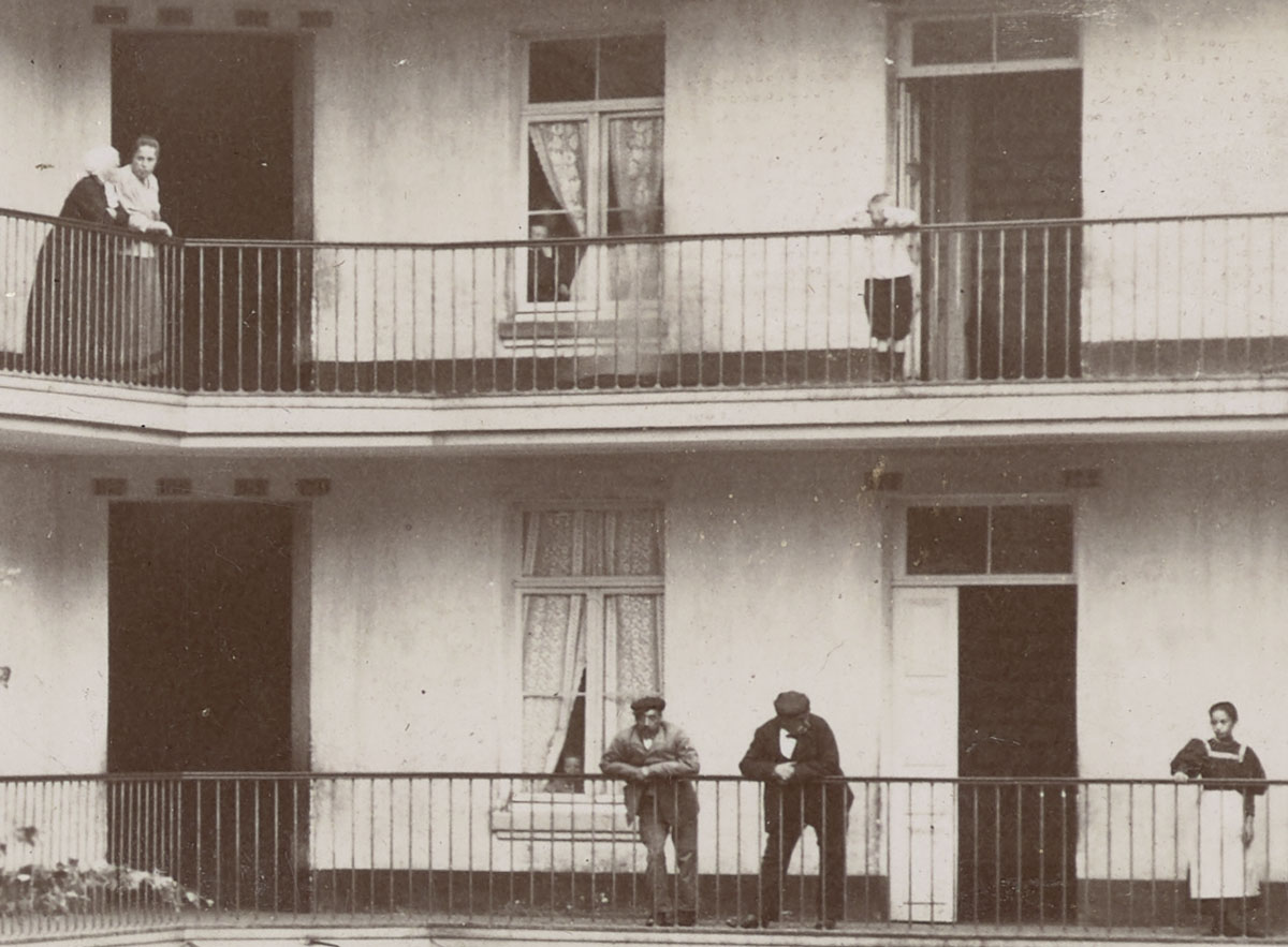 Détail de la photographie des préparatifs de la fête de l'Enfance.