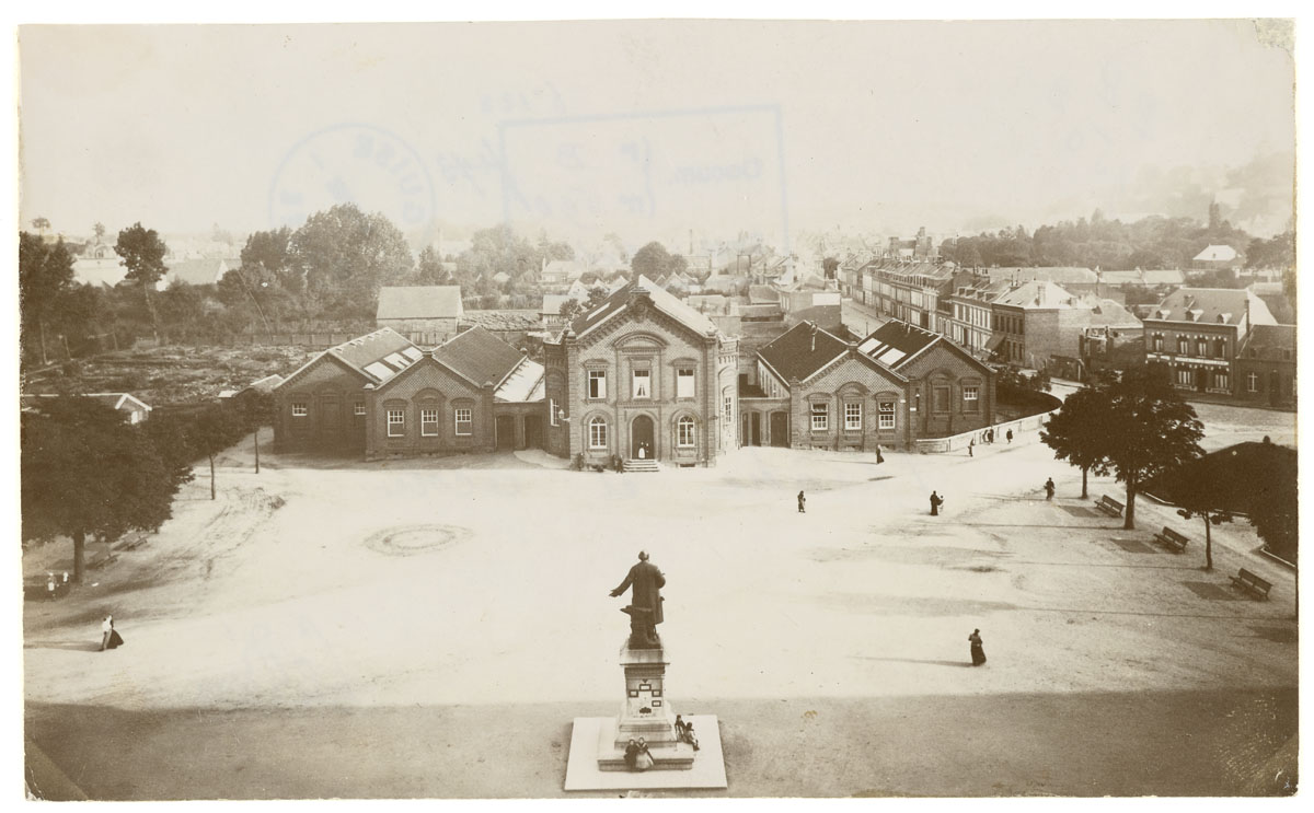 La photographie montre la place du Familistère