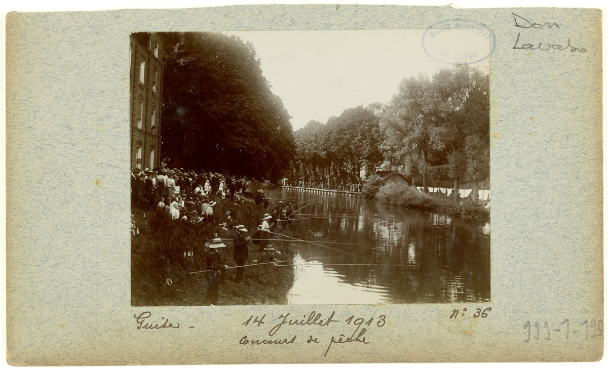 La photographie montre un concours de pêche au Familistère.