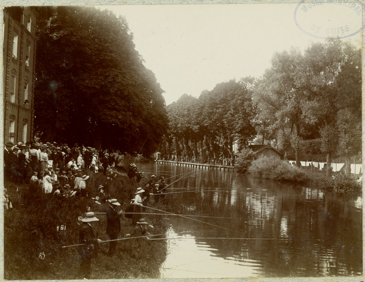 La photographie montre un concours de pêche au Familistère.