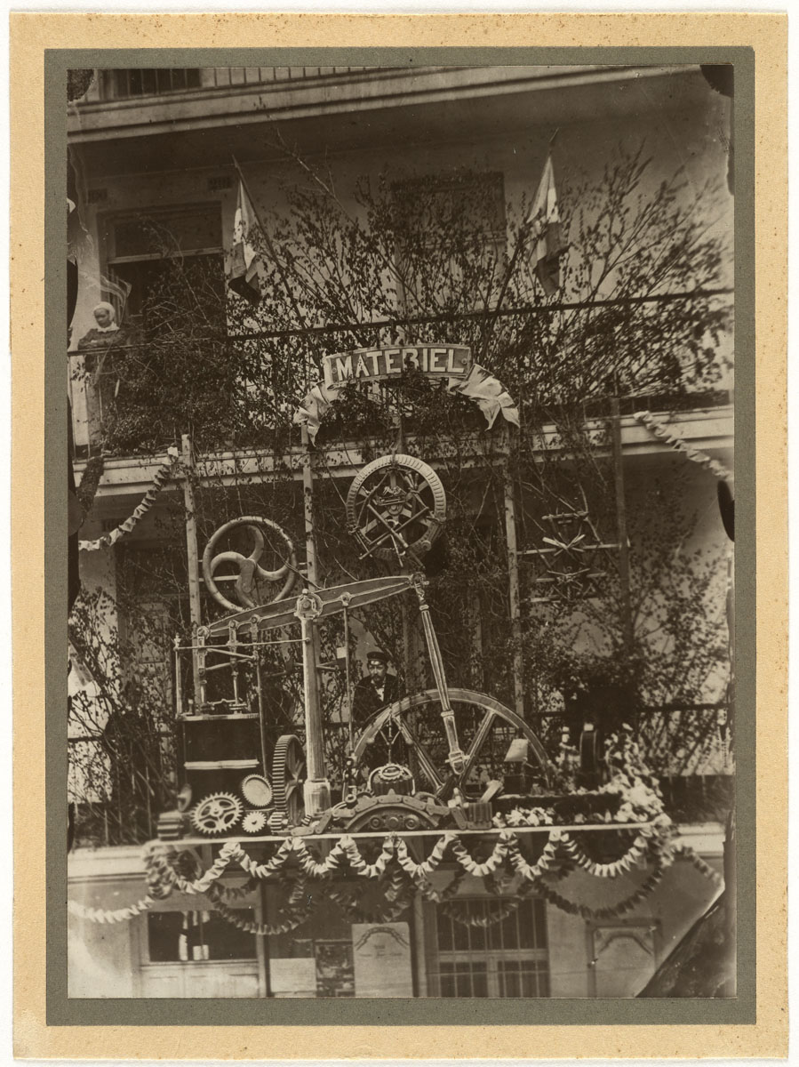 La photographie montre le trophée de l'atelier du matériel de l'usine du Familis