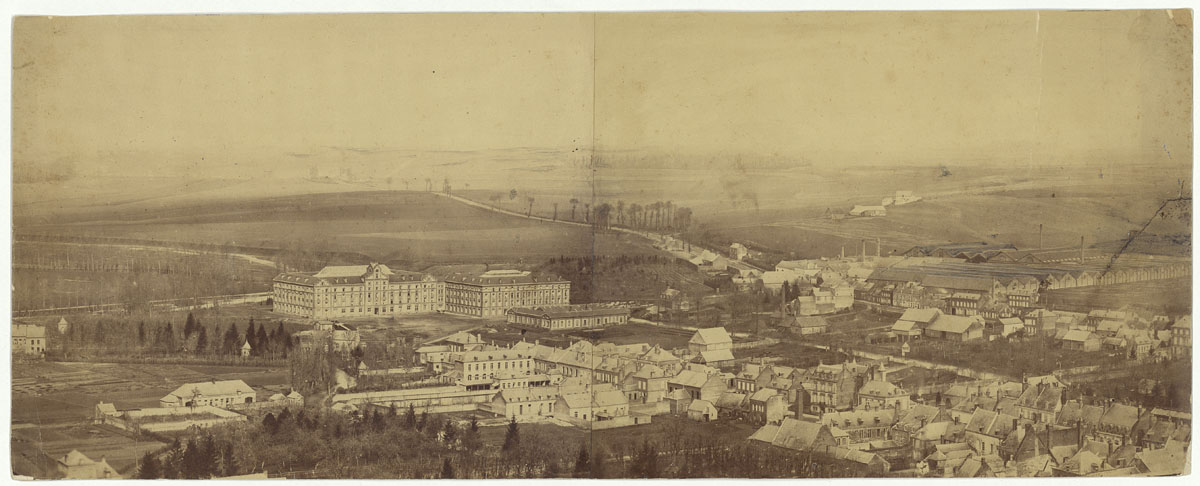 L'image constitue un panorama du Familistère.