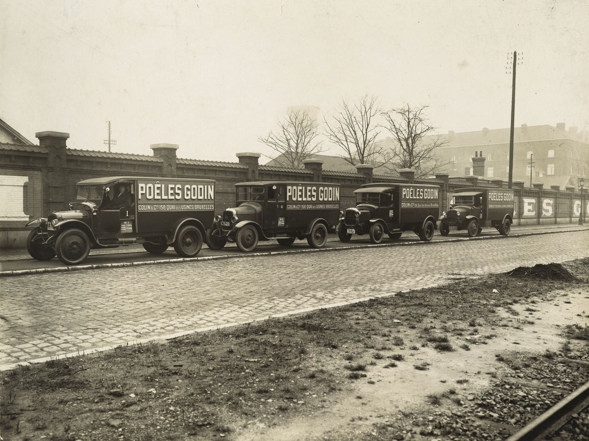 La photographie montre des camions "Godin" à Bruxelles.