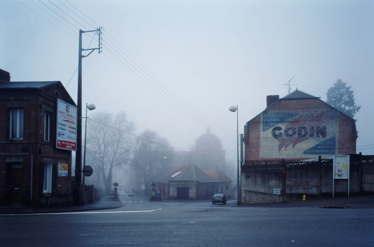 La photographie montre l'entrée du Familistère côté usine.