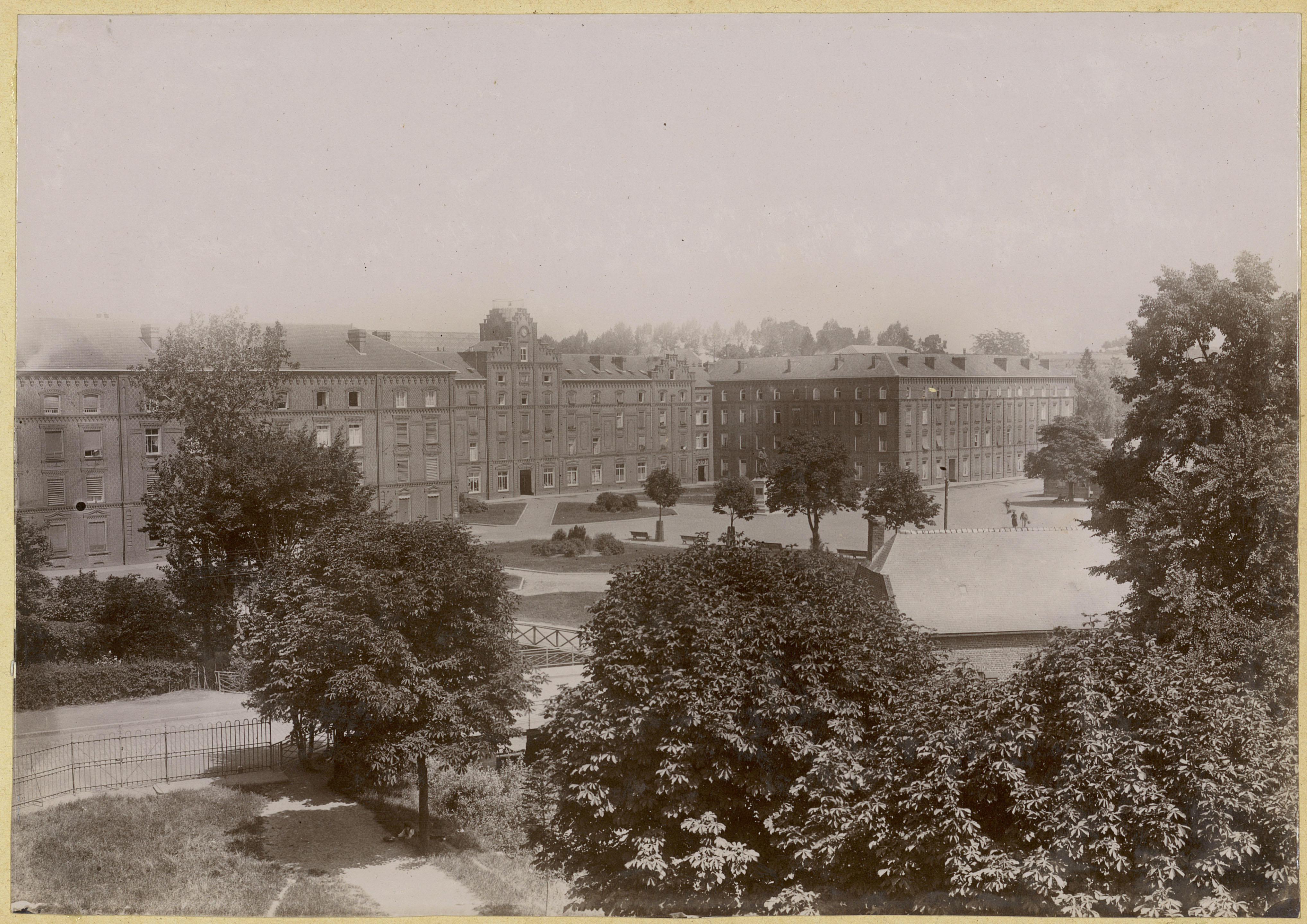 La photographie montre le Palais social du Familistère.