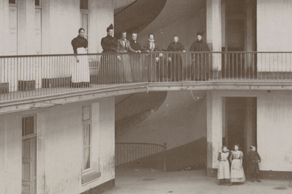 Détail de la photographie montrant la cour de l'aile droite.