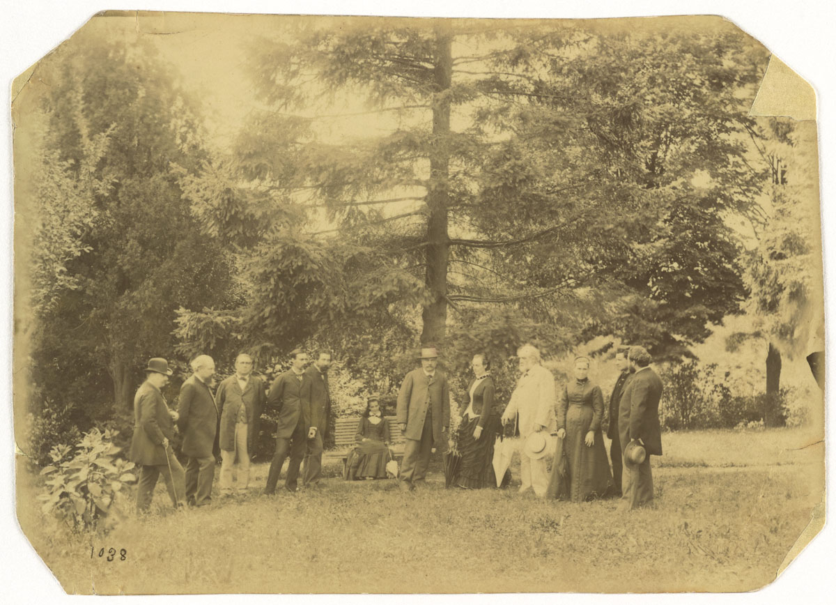 La photographie monte le conseil de gérance de l'Association du Familistère.