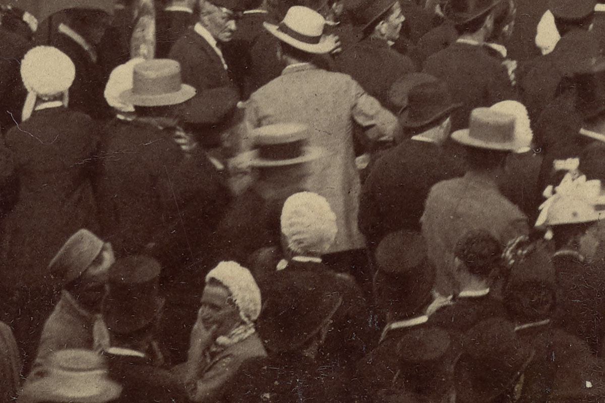 Détail de la photographie de l'inauguration de la statue de Godin.