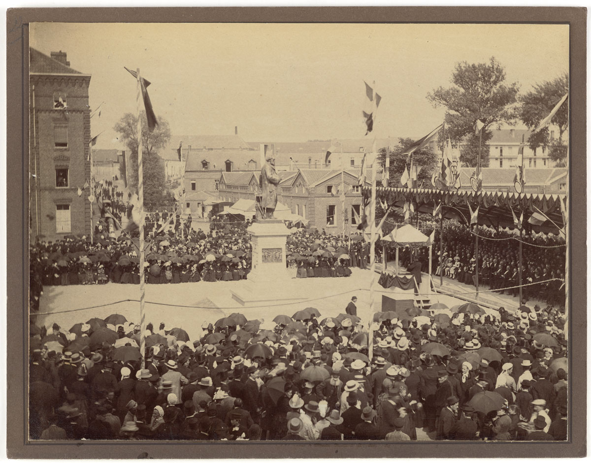 La photographie montre l'inauguration de la statue de Godin.