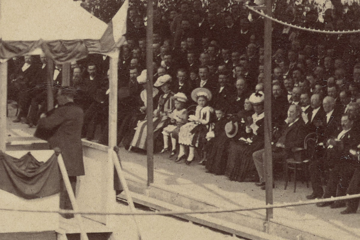 Détail de la photographie de l'inauguration de la statue de Godin.