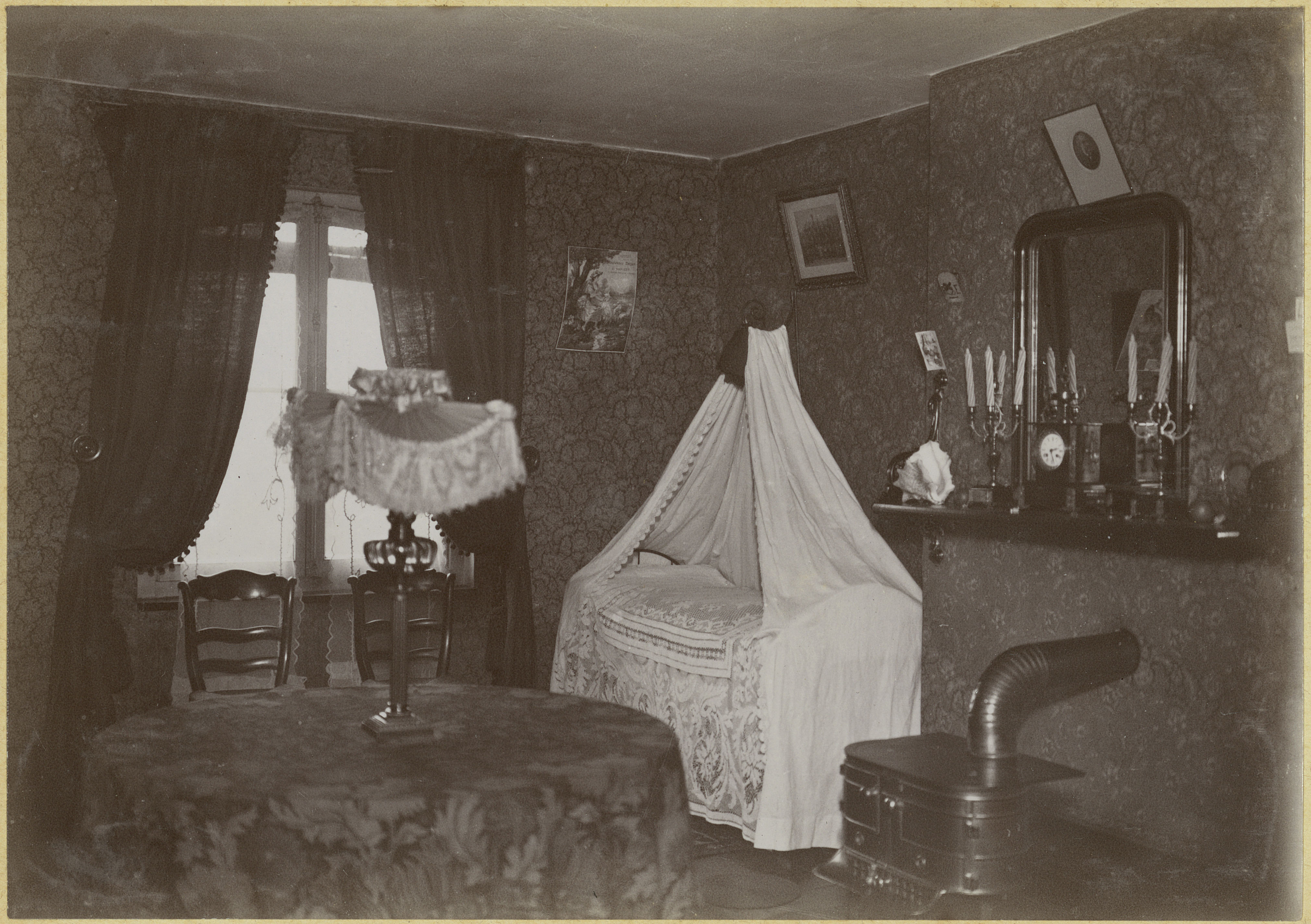 La photographie montre une chambre à coucher d'un logement du Familistère
