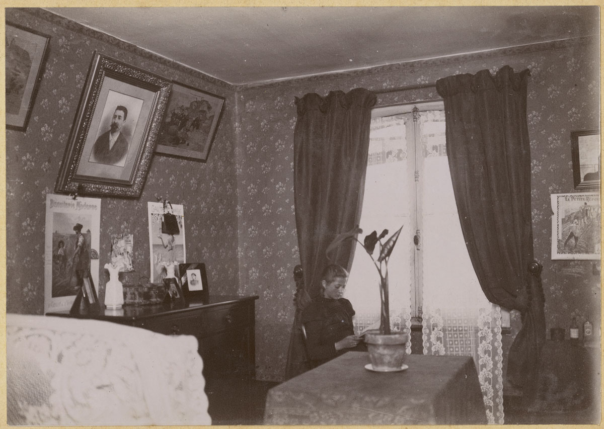La photographie montre une chambre à coucher avec une fillette.
