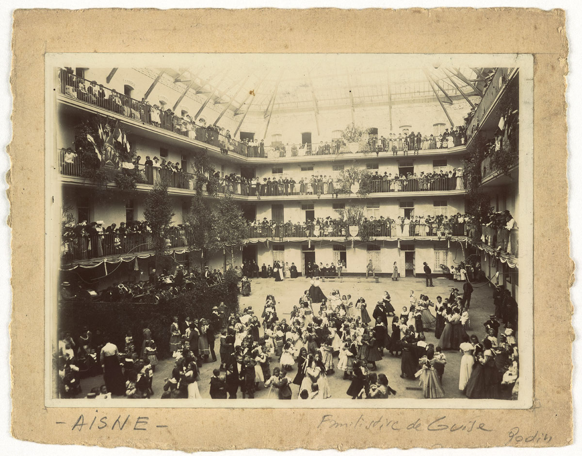 LA photographie montre un bal dans la cour du pavillon central.