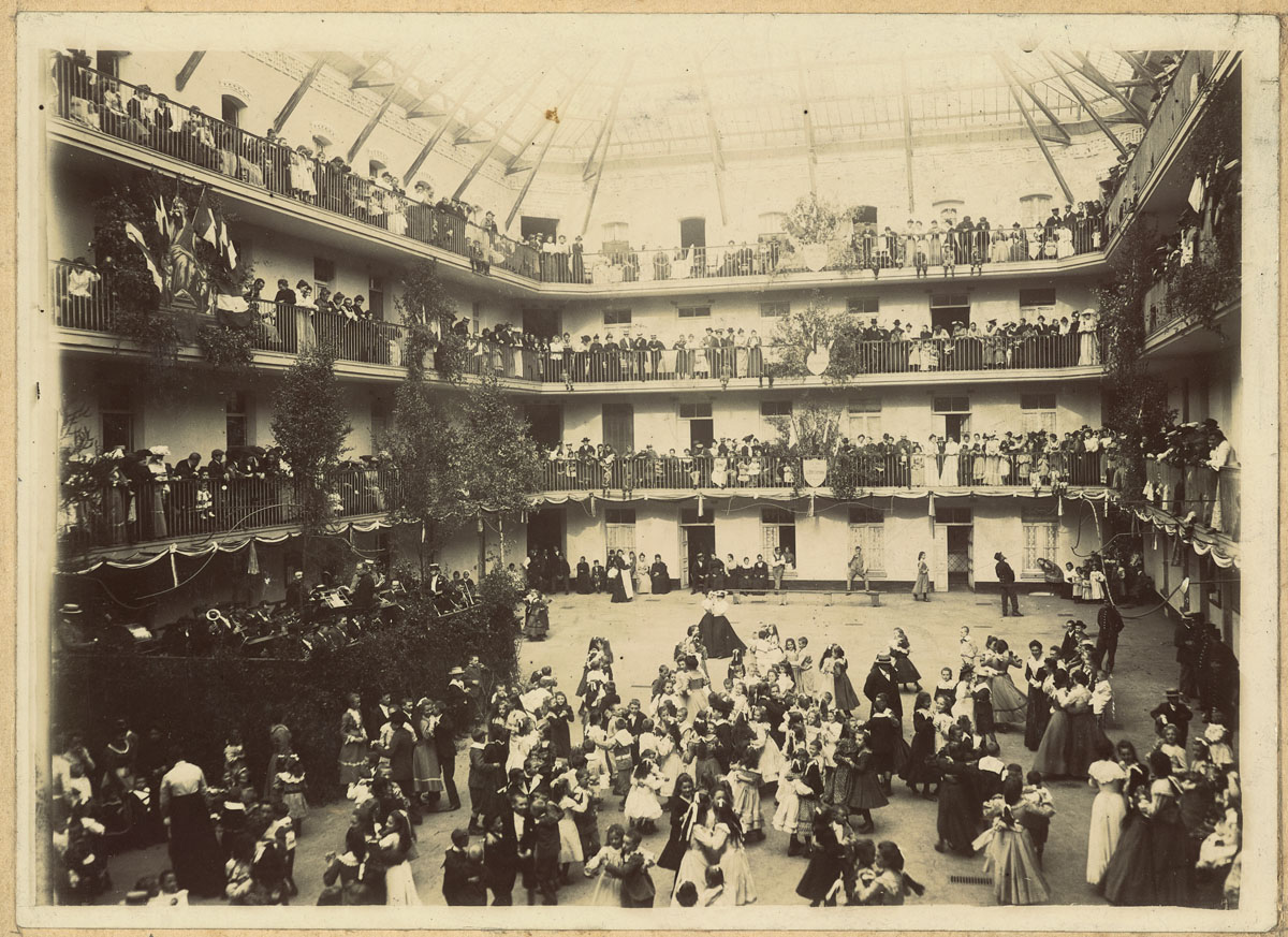 La photographie montre un bal dans al cour du pavillon central