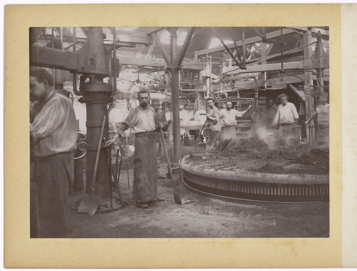 La photographie montre l'atelier de moulage mécanique de l'usine du Familistère