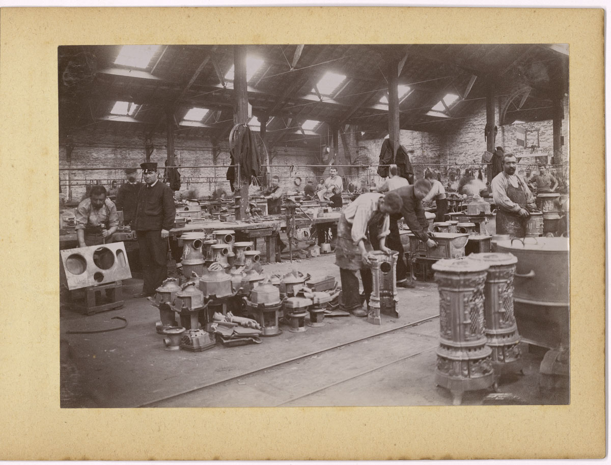 La photographie montre des monteurs au travail dans l'usine du Familistère